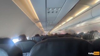 Делаю минет в самолете, пока меня не спалили с членом во рту