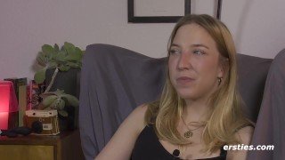 Ersties: Leidenschaftliche deutsche Blondine befriedigt sich vor Kamera